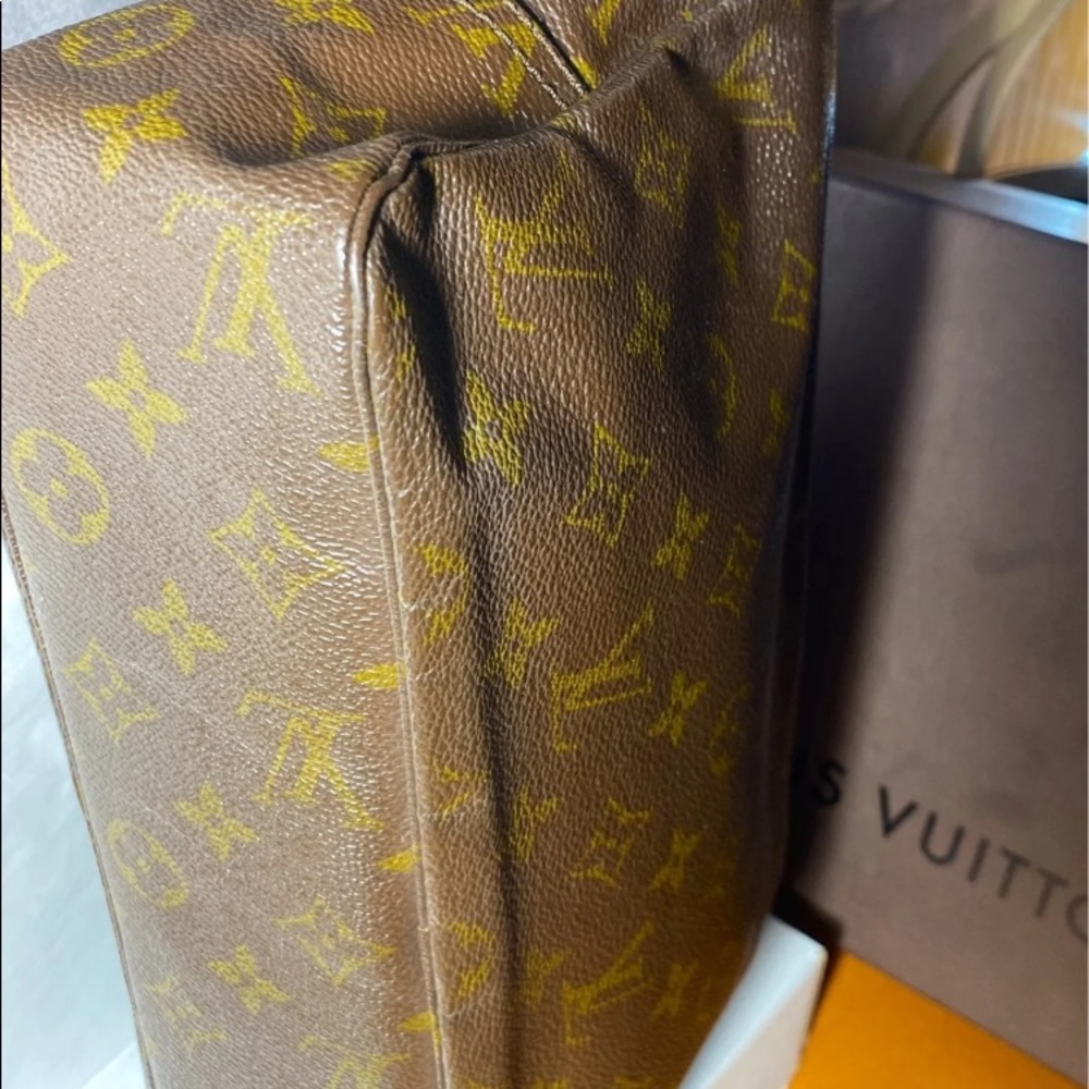 SOLDAuthentic Louis Vuitton Monogram Toilette 28 Cosmetic Bag - Picture 11 of 12